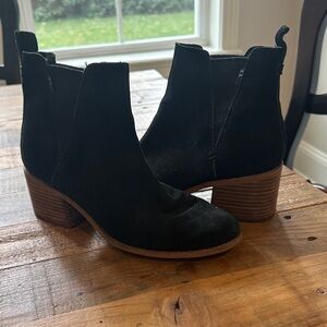 Tom’s 8.5 Black Suede Ankle Boots